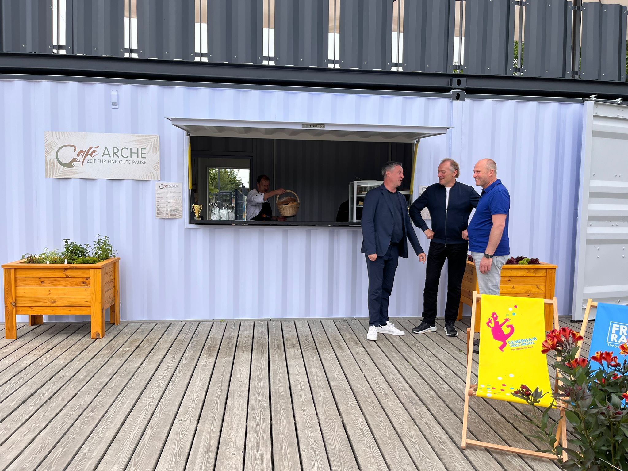Frontansicht des Café Arches mit 3 Besuchern