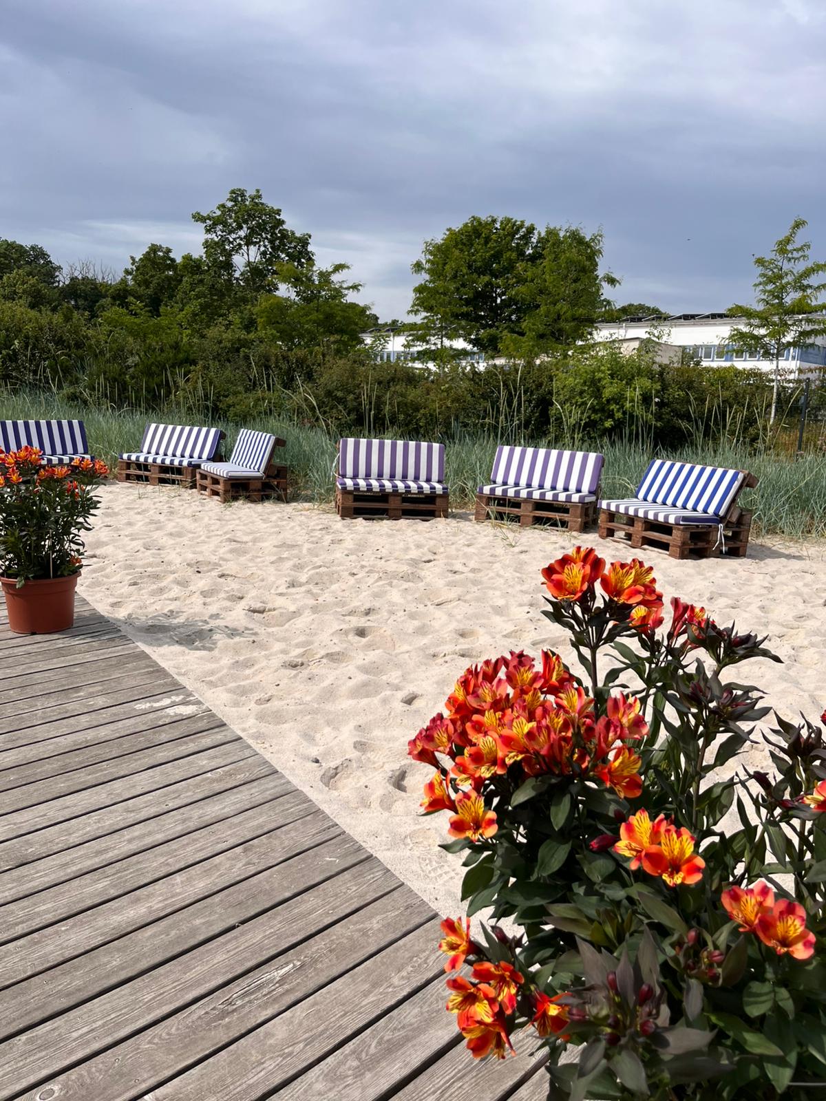 Gelände des Café Arche mit Strand-Feeling